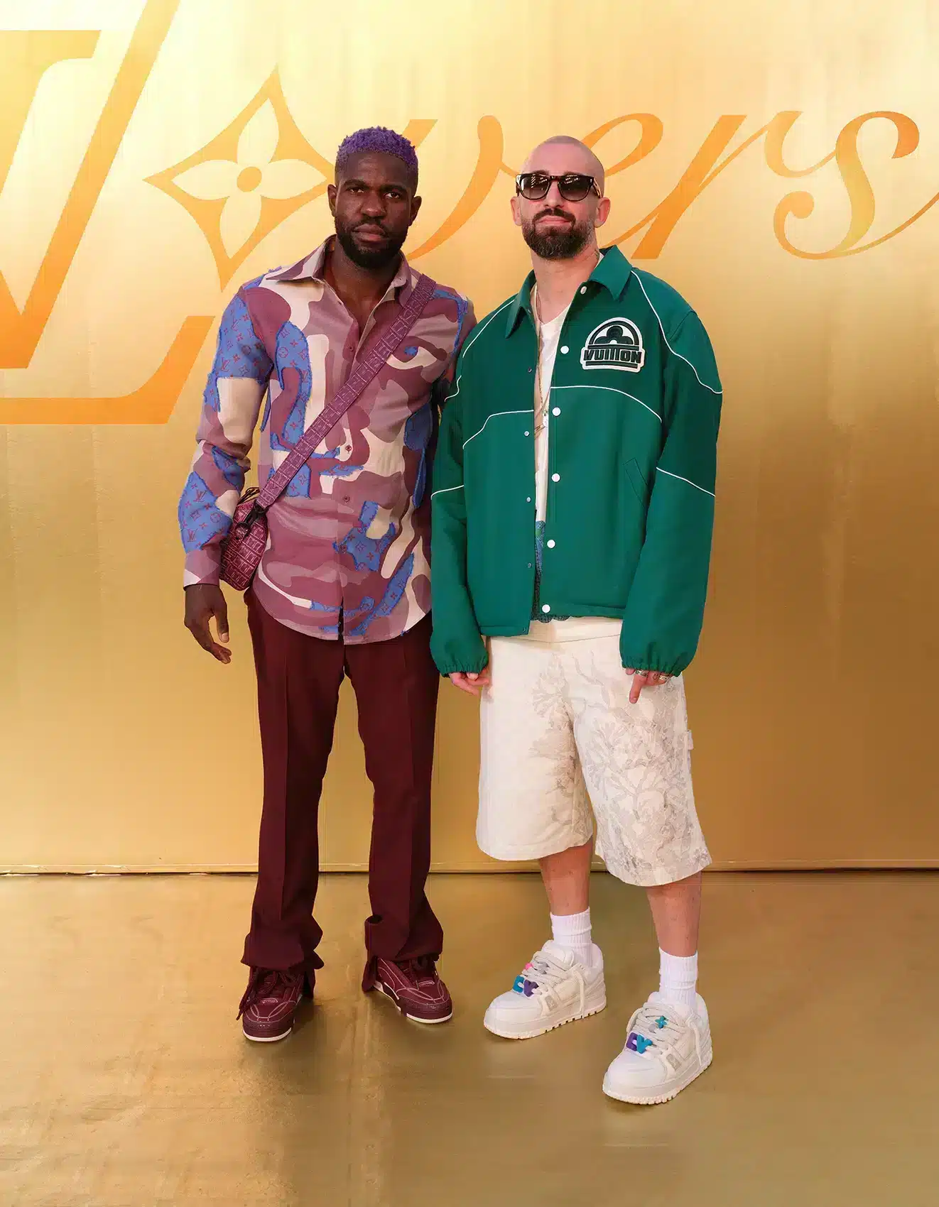 Samuel Umtiti et l'artiste Silni posant au défilé de Louis Vuitton de la fashion week à Paris
