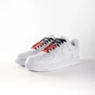lacets de couleurs dégradés Bloody de la marque Sweetlaces sur une paire de Nike Air Force 1 Low