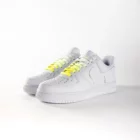 lacets de couleurs dégradés Fizz jaune de la marque Sweetlaces sur une paire de Nike Air Force 1 Low