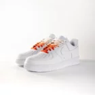 lacets de couleurs dégradés Fragola rouge de la marque Sweetlaces sur une paire de Nike Air Force 1 Low