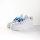 lacets de couleurs dégradés Frozen bleu de la marque Sweetlaces sur une paire de Nike Air Force 1 Low