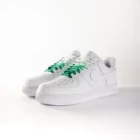 Sweetlaces Green Forest Green Farbverlaufs-Schnürsenkel an einem Paar Nike Air Force 1 Low