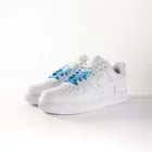 lacets de couleurs dégradés Icy bleu de la marque Sweetlaces sur une paire de Nike Air Force 1 Low