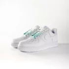 lacets de couleurs dégradés Mint vert de la marque Sweetlaces sur une paire de Nike Air Force 1 Low