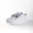 lacets de couleurs dégradés Mouse gris de la marque Sweetlaces sur une paire de Nike Air Force 1 Low