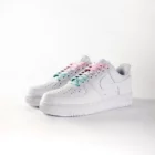 lacets de couleurs dégradés Pastel Love rose de la marque Sweetlaces sur une paire de Nike Air Force 1 Low