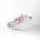 lacets de couleurs dégradés Peach rose de la marque Sweetlaces sur une paire de Nike Air Force 1 Low