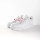lacets de couleurs dégradés Pink Lady rose de la marque Sweetlaces sur une paire de Nike Air Force 1 Low