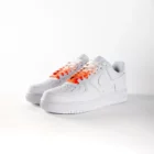 lacets de couleurs dégradés Pomelo fluo de la marque Sweetlaces sur une paire de Nike Air Force 1 Low