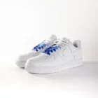 lacets de couleurs dégradés Royal bleu de la marque Sweetlaces sur une paire de Nike Air Force 1 Low
