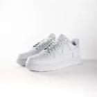 lacets de couleurs dégradés Snowy gris de la marque Sweetlaces sur une paire de Nike Air Force 1 Low