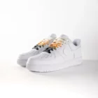 lacets de couleurs dégradés Sunday orange de la marque Sweetlaces sur une paire de Nike Air Force 1 Low