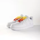 lacets de couleurs dégradés Sunrise rouge de la marque Sweetlaces sur une paire de Nike Air Force 1 Low