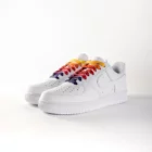 lacets de couleurs dégradés Sunset rouge de la marque Sweetlaces sur une paire de Nike Air Force 1 Low