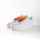 lacets de couleurs dégradés Sunset Lover rouge de la marque Sweetlaces sur une paire de Nike Air Force 1 Low