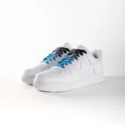 lacets de couleurs dégradés Thunder bleu de la marque Sweetlaces sur une paire de Nike Air Force 1 Low