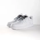 lacets de couleurs dégradés Twister gris de la marque Sweetlaces sur une paire de Nike Air Force 1 Low