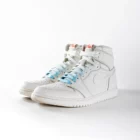 lacets de couleurs dégradés Cloud bleu de la marque Sweetlaces sur une paire de Nike Air Jordan 1 High