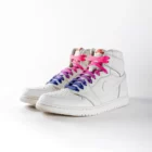 lacets de couleurs dégradés Love Potion rose de la marque Sweetlaces sur une paire de Nike Air Jordan 1 High