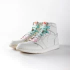 lacets de couleurs dégradés Mint Lover vert de la marque Sweetlaces sur une paire de Nike Air Jordan 1 High