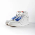 lacets de couleurs dégradés Royal bleu de la marque Sweetlaces sur une paire de Nike Air Jordan 1 High