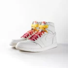 lacets de couleurs dégradés Sunset Lover rouge de la marque Sweetlaces sur une paire de Nike Air Jordan 1 High