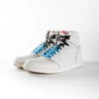 lacets de couleurs dégradés Thunder bleu de la marque Sweetlaces sur une paire de Nike Air Jordan 1 High